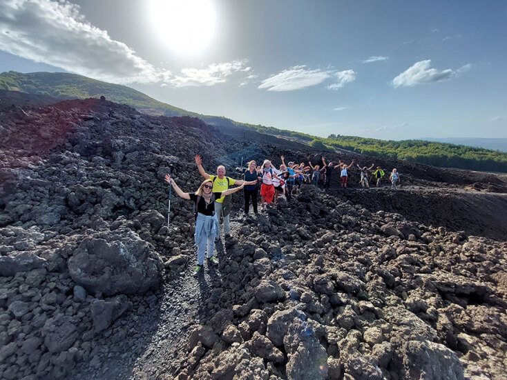 Ομάδα ανθρώπων στο ηφαίστειο Αίτνα