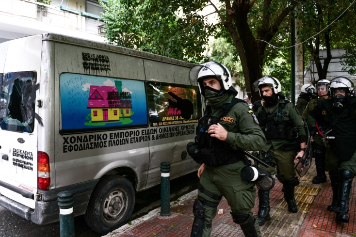 Επίθεση με μπογιές και συνθήματα στο όχημα του παιδοβιαστή Ηλία Μίχου στον Κολωνό