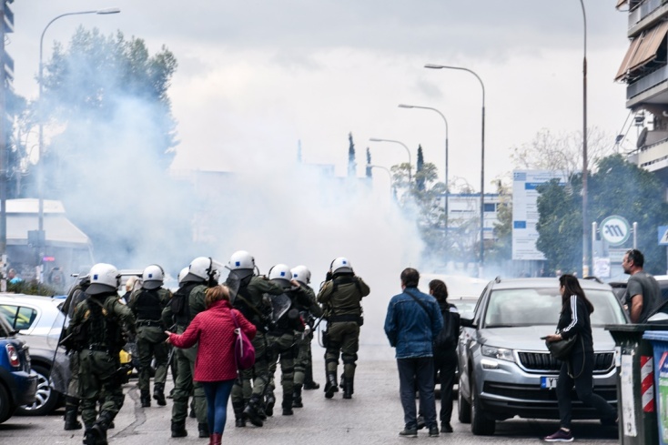 Επεισόδια στη διαδήλωση για την υπόθεση βιασμού και εκπόρνευσης της 12χρονης στον Κολωνό