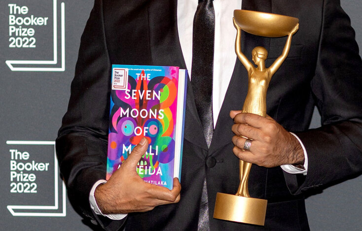 Στο μυθιστόρημα «Τα επτά φεγγάρια του Μάλι Αλμέιντα» ο Σεχάν Καρουνατιλάκα περιγράφει με σατιρικό τρόπο καταστάσεις του εμφυλίου πολέμου στη Σρι Λάνκα