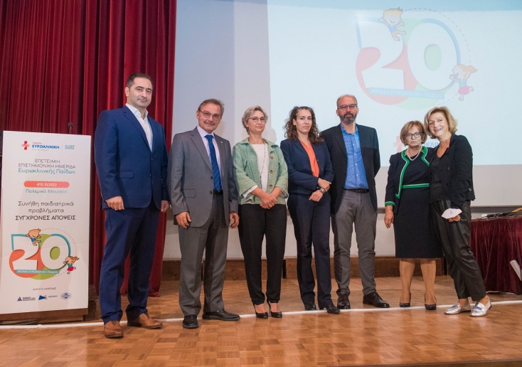 από αριστερά) Ο Ευθύμιος Χοΐδης, Παιδοχειρουργός Ευρωκλινικής Παίδων, Ο Νικόλαος Μαρκέας, Διευθυντής Ορθοπαιδικού Τμήματος Ευρωκλινικής Παίδων, Η Αναστασία Πρεβεζιάνου, Αναισθησιολόγος Ευρωκλινικής Παίδων, Η Ιωάννα Κουρή, Νευρολόγος Ευρωκλινικής Παίδων, Ο Γεώργιος Μαγγανάς, Διευθυντής Τμήματος Παιδιατρικής Ακτινολογίας Ευρωκλινικής Παίδων, Η Ελένη Τσάπρα, Πρόεδρος Οργανωτικής Επιτροπής Συνεδρίου, Διευθύντρια Παιδιατρικού Τμήματος Ευρωκλινικής Παίδων, Η Ευσταθία Κατσαρού, Διευθύντρια Νευρολογικού
