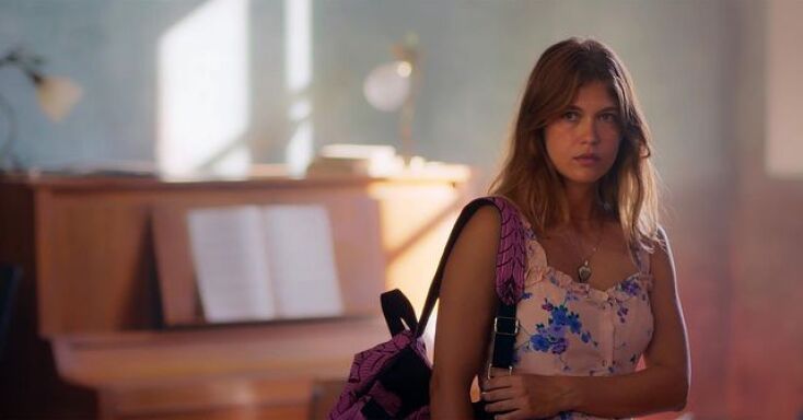 Η Κλέλια Ανδριολάτου υποδυόμενη το νεαρό κορίτσι του Maestro 