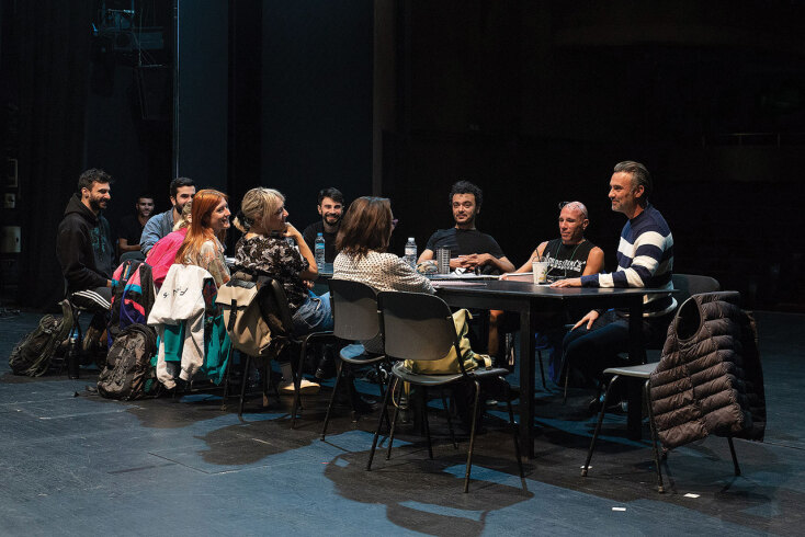 Όποιος θέλει να χωρίσει να σηκώσει το χέρι του