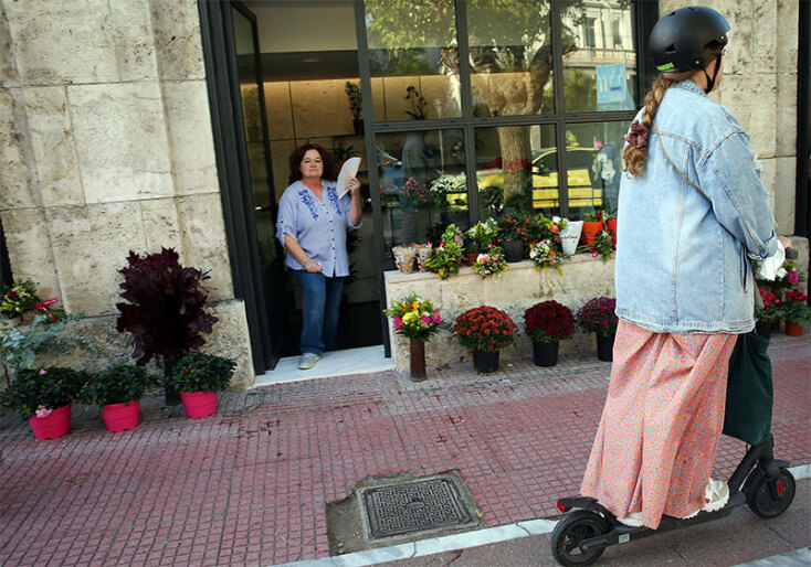 Ο Μητσοτάκης εγκαινίασε τα ανακαινισμένα λουλουδάδικα στο Σύνταγμα