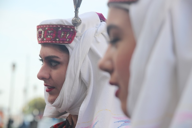 Γυναίκες φορούν παραδοσιακές φορεσιές στην παρέλαση της 28ης Οκτωβρίου στη Θεσσαλονίκη