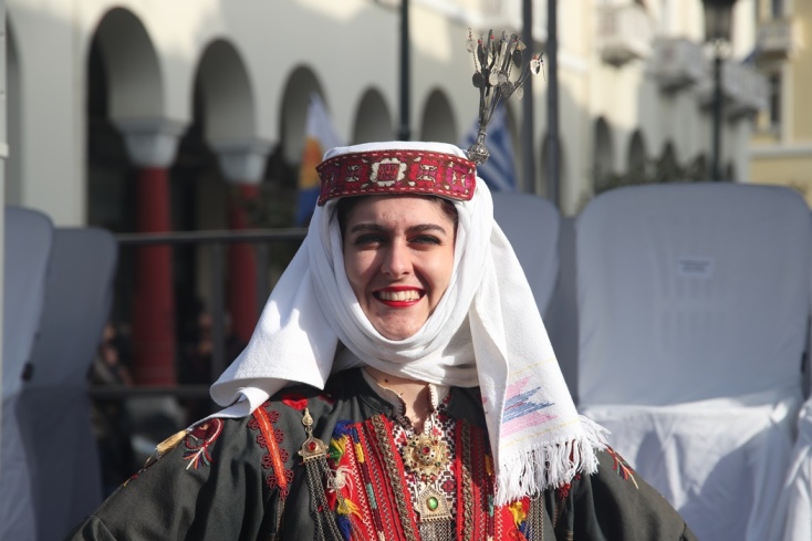 Γυναίκα με παραδοσιακή φορεσιά στη μαθητική παρέλαση της 28ης Οκτωβρίου στη Θεσσαλονίκη