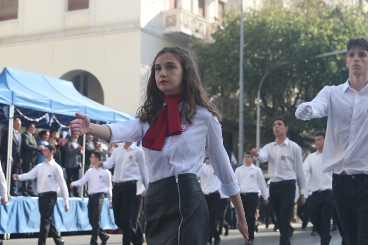 Μαθήτρια στη μαθητική παρέλαση της 28ης Οκτωβρίου στη Θεσσαλονίκη