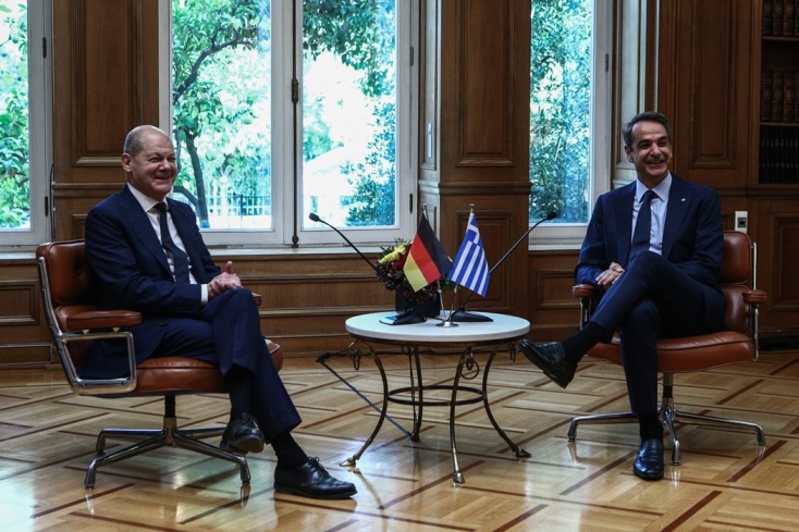 Όλαφ Σολτς και Κυριάκος Μητσοτάκης στο Μέγαρο Μαξίμου χαμογελούν στους φωτογράφους