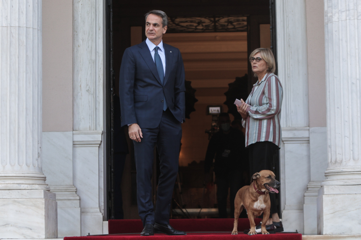 Ο Κυριάκος Μητσοτάκης μαζί με τον σκύλο Πίνατ στα σκαλιά του Μεγάρου Μαξίμου