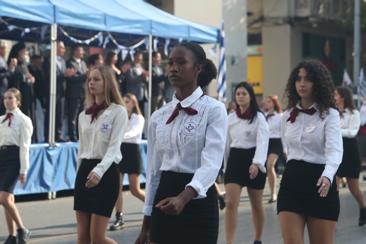 Μαθήτρια με καταγωγή από την Κένυα στη μαθητική παρέλαση της 28ης Οκτωβρίου στη Θεσσαλονίκη