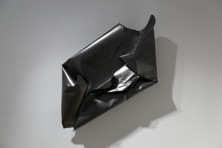 Πάνος Φαμέλης. Paper Airplane, 2022. Τρισδιάστατο σχέδιο σε χαρτί 90x42x8 cm. Παραχώρηση του καλλιτέχνη και της CITRONNE Gallery. 