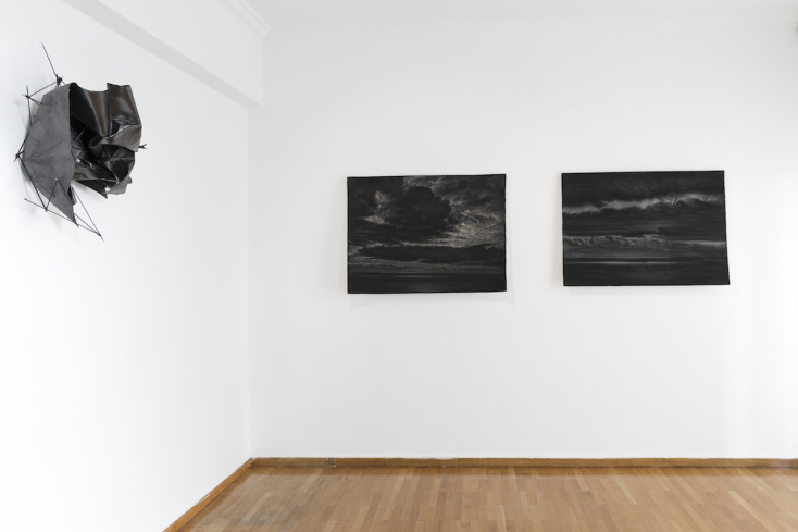 Φωτογραφία εγκατάστασης από την έκθεση “My Caves” του Πάνου Φαμέλη στην CITRONNE Gallery, Αθήνα. 