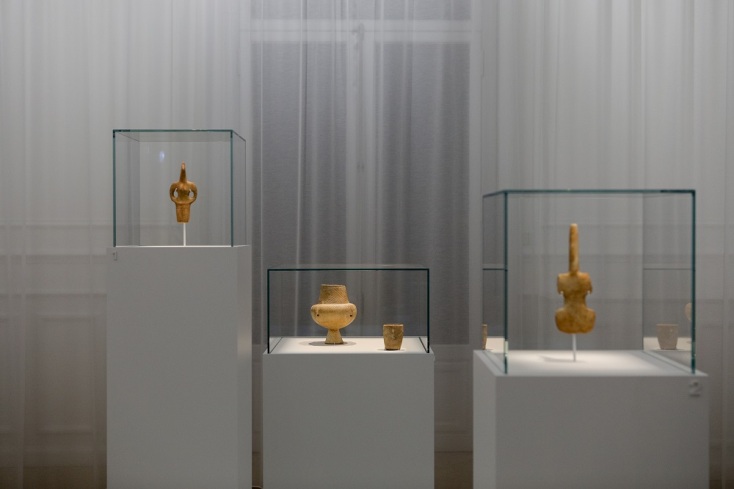  ΕΓΚΑΙΝΙΑ ΤΗΣ ΕΚΘΕΣΗΣ "ΓΥΡΙΣΜΟΣ. ΚΥΚΛΑΔΙΚΟΙ ΘΗΣΑΥΡΟΙ ΣΤΟ ΤΑΞΙΔΙ ΤΗΣ ΕΠΙΣΤΡΟΦΗΣ" ΣΤΟ ΜΟΥΣΕΙΟ ΚΥΚΛΑΔΙΚΗΣ ΤΕΧΝΗΣ" ΠΑΡΟΥΣΙΑ ΤΟΥ ΠΡΩΘΥΠΟΥΡΓΟΥ ΚΥΡ. ΜΗΤΣΟΤΑΚΗ 