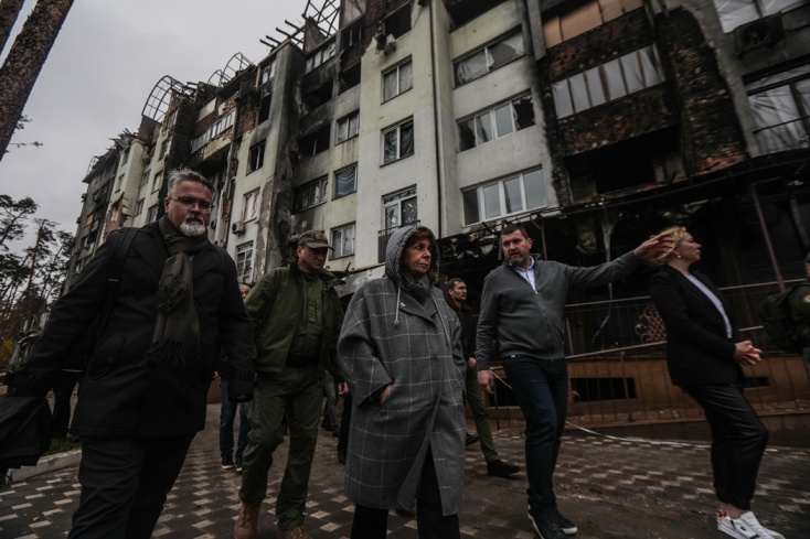 Η Κατερίνα Σακελλαροπούλου σε κατεστραμμένες από τους ρωσικούς βομβαρδισμούς πόλεις της Ουκρανίας