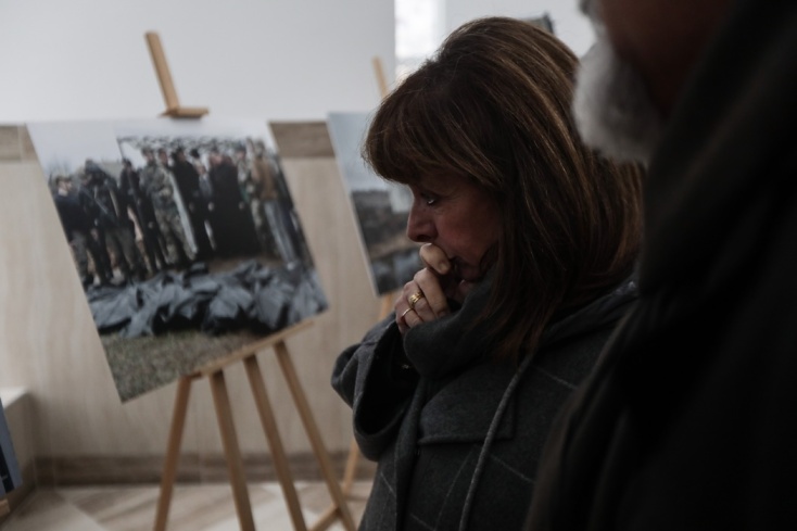 Η Κατερίνα Σακελλαροπούλου είδε φωτογραφική έκθεση με αμάχους θύματα του πολέμου