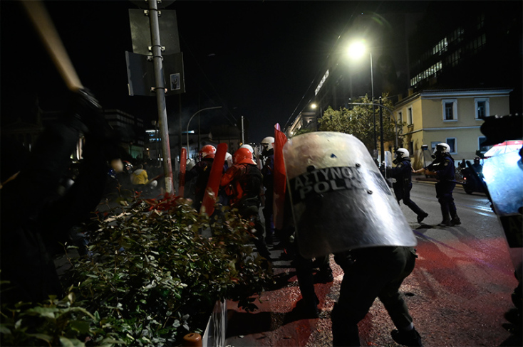 Διαδηλωτές πέταξαν μπογιές στους άνδρες των ΜΑΤ οι οποίοι απάντησαν με χρήση χημικών