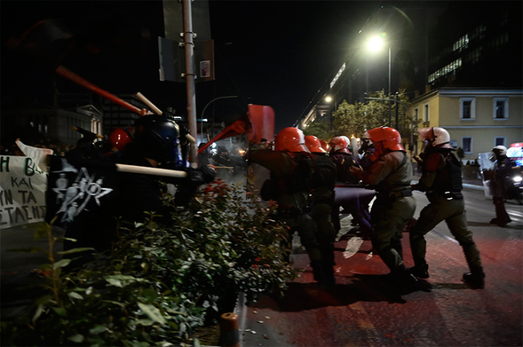 Διαδηλωτές πέταξαν μπογιές στους άνδρες των ΜΑΤ οι οποίοι απάντησαν με χρήση χημικών