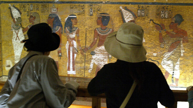 Τουρίστες στον τάφο του Τουταγχαμών θαυμάζουν τα εντυπωσιακά ιερογλυφικά