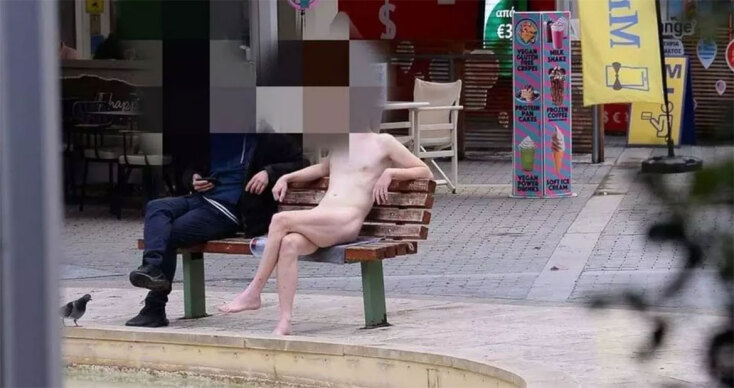 Χαλαρός σε παγκάκι ο γυμνός άνδρας στο Ηράκλειο Κρήτης