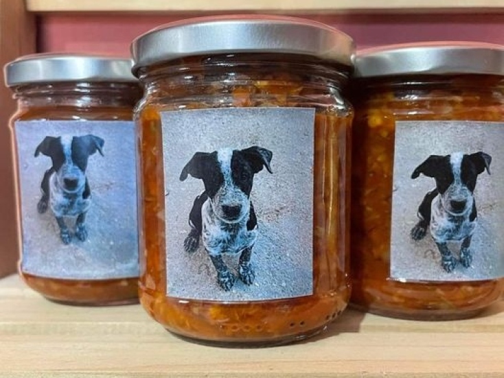 Ο Χόρχε τυπώθηκε στις ετικέτες για τα βάζα 