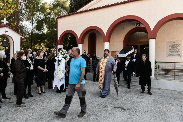 Το φέρετρο με τη σορό της Μίνας Αδαμάκη βγαίνει από την εκκλησία στο κοιμητήριο του Βύρωνα
