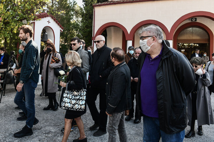 Σε βαρύ κλίμα η κηδεία της Μίνας Αδαμάκη