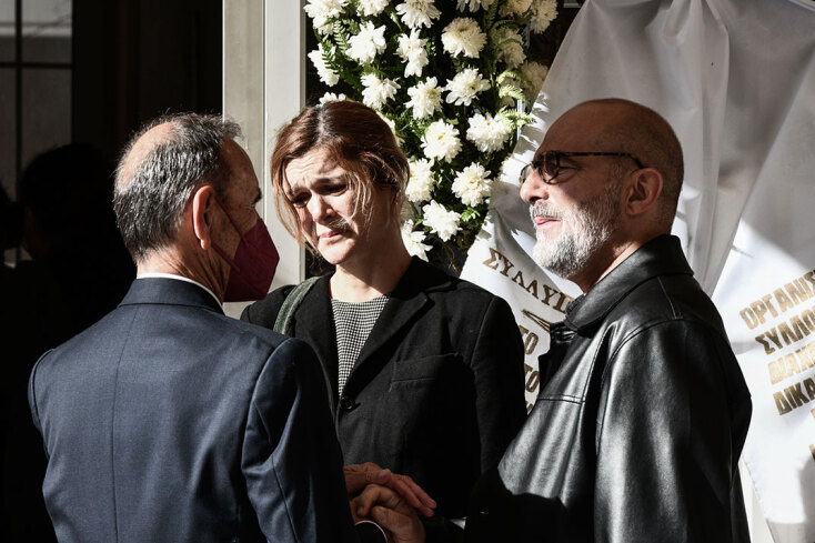 Θλίψη στην κηδεία της Μίνας Αδαμάκη στο κοιμητήριο του Βύρωνα