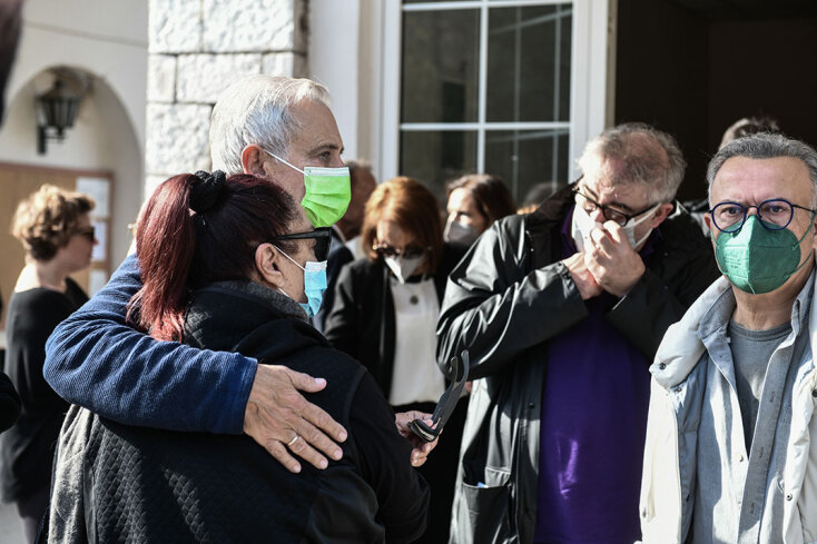 Ο Αλέξανδρος Αντωνόπουλος κρατά στην αγκαλιά του τη Μίρκα Παπακωνσταντίνου στην κηδεία της Μίνας Αδαμάκη