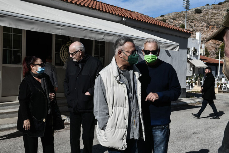 Μίρκα Παπακωνσταντίνου, Γιώργος Κιμούλης και Αλέξανδρος Αντωνόπουλος στην κηδεία της Μίνας Αδαμάκη