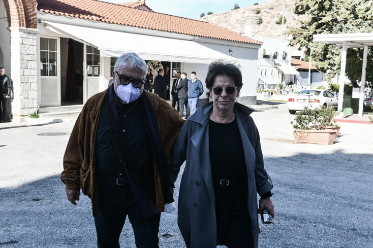 Ο Δημήτρης Πιατάς στην κηδεία της Μίνας Αδαμάκη