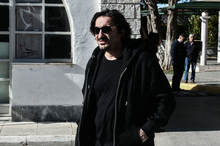 Ο Βασίλης Χαραλαμπόπουλος στην κηδεία της Μίνας Αδαμάκη