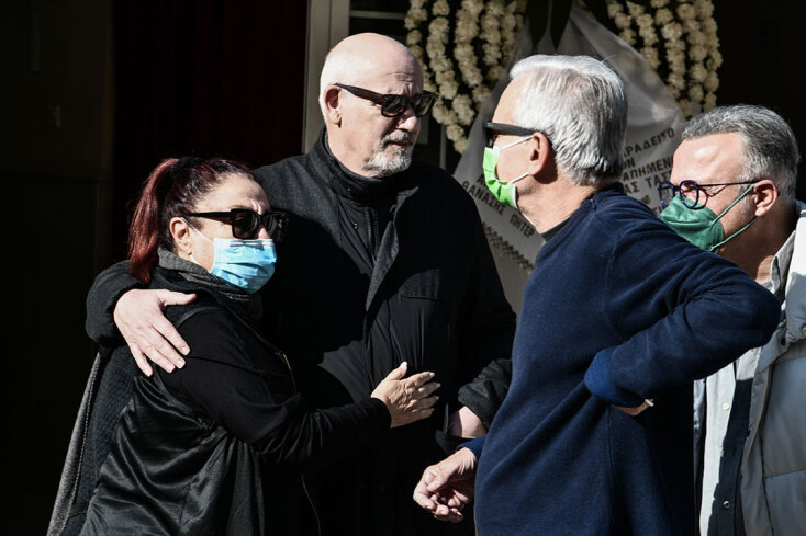 Γιώργος Κιμούλης και Μίρκα Παπακωνσταντίνου στην κηδεία της Μίνας Αδαμάκη