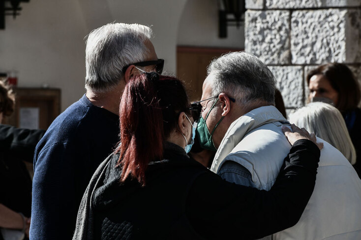 Φίλοι και συνάδελφοι στο τελευταίο αντίο στη Μίνα Αδαμάκη