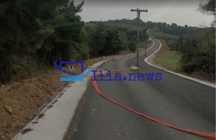 Τραγέλαφος με ασφαλτόστρωση στην Ηλεία σε δρόμο με κολόνες της ΔΕΗ στη μέση