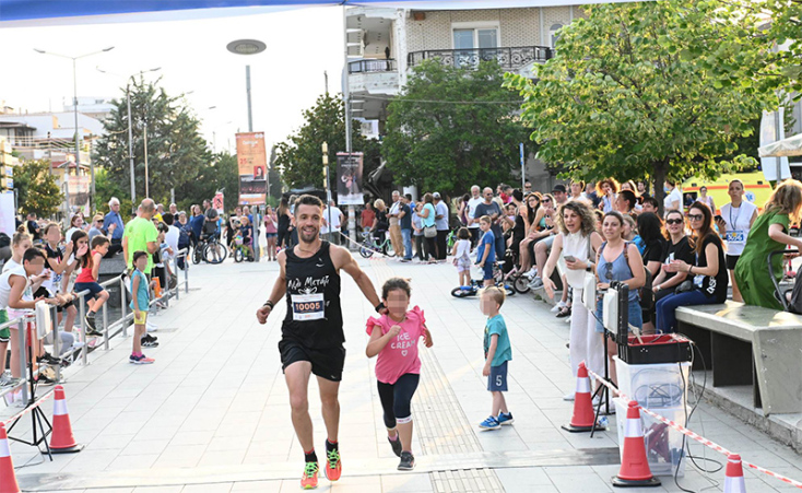 Ο Χρήστος Κάβουρας με την κόρη του Σοφία τερματίζουν αγώνα 10 χλμ.