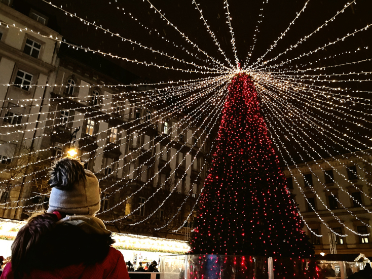 Παιδάκι κοιτά το ψηλό χριστουγεννιάτικο δέντρο στη Βουδαπέστη