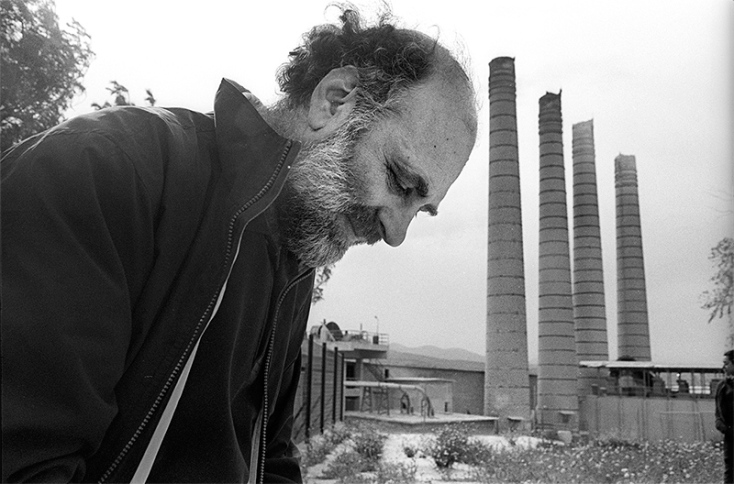 Το ντοκιμαντέρ «Οι Ελευσίνιοι» αποτελεί τη συνέχεια της ταινίας για την Ελευσίνα Αγέλαστος πέτρα, με την οποία ο Φίλιππος Κουτσαφτής αποτύπωσε με τον πιο αληθινό τρόπο την ψυχή της πόλης