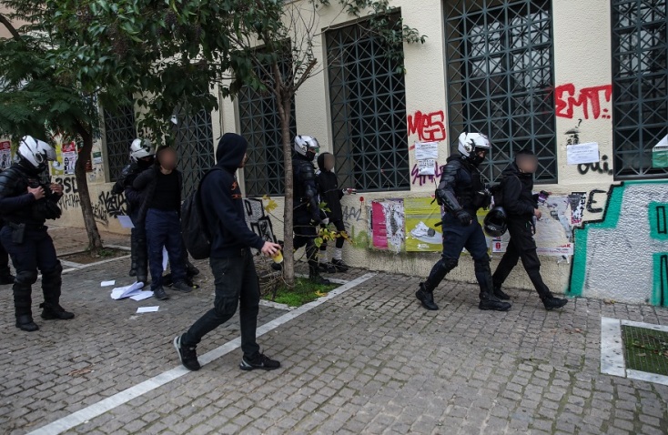 θάνατος 16χρονου Ρομά: Ένταση έξω από τη Νομική