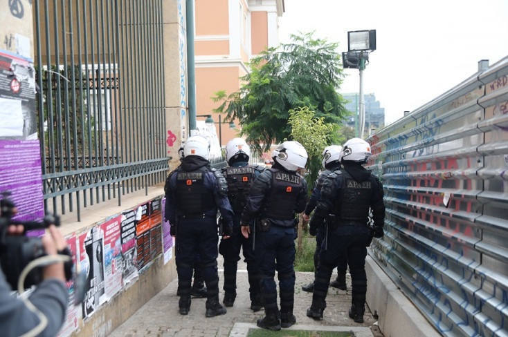 θάνατος 16χρονου Ρομά: Ένταση έξω από τη Νομική