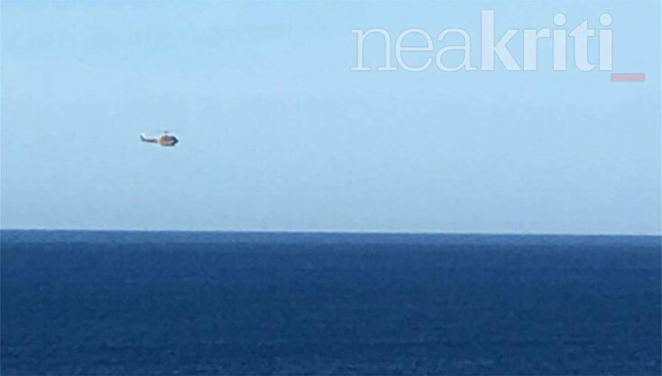 Ελικόπτερο στην Κρήτη πάνω από τη θάλασσα κοντά στο Κακό Όρος μετά την πτώση αεροσκάφους