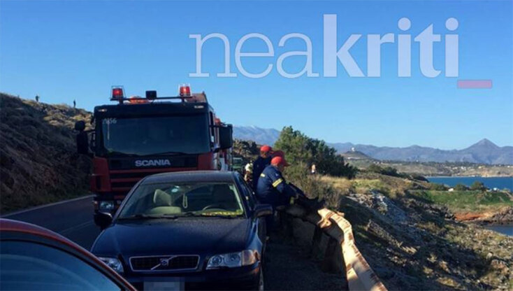 Πυροσβέστες στην Κρήτη κοντά στο σημείο όπου κατέπεσε το μονοκινητήριο αεροσκάφος