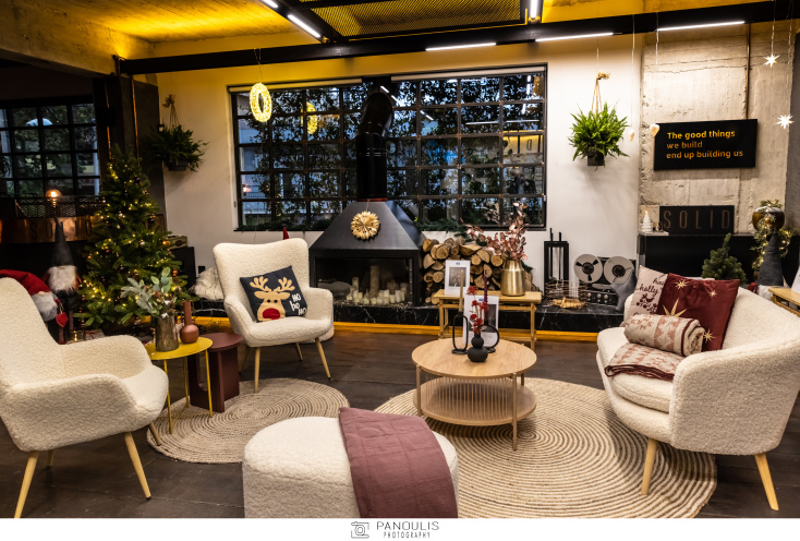 Άποψη του χώρου με τα έπιπλα, διακοσμητικά και Χριστουγεννιάτικα στολίδια JYSK Ελλάδας.