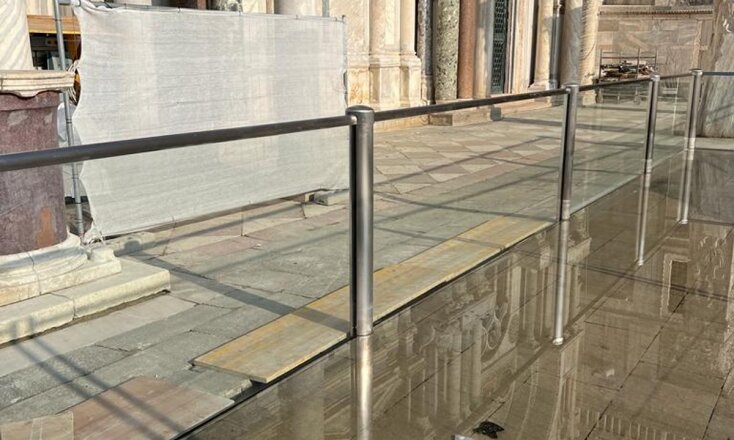 Τα γυάλινα φράγματα κρατούν τη Βασιλική του Αγίου Μάρκου στεγνή κατά τη διάρκεια των πλημμυρών στη Βενετία