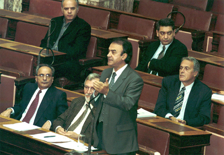Ο Δημήτρης Τσοβόλας στη Βουλή ως πρόεδρος του ΔΗΚΚΙ το 1999