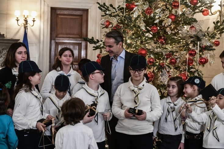 Χριστουγεννιάτικα κάλαντα από διάφορες περιοχές της χώρας άκουσε ο Κ. Μητσοτάκης