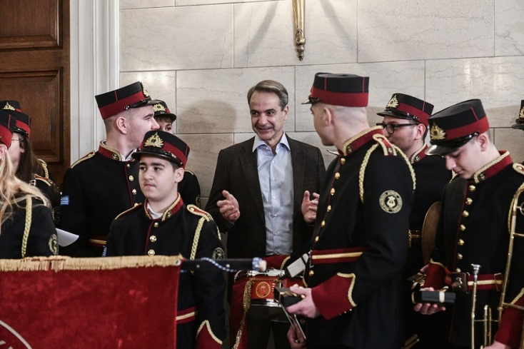 Χριστουγεννιάτικα κάλαντα από διάφορες περιοχές της χώρας άκουσε ο Κ. Μητσοτάκης