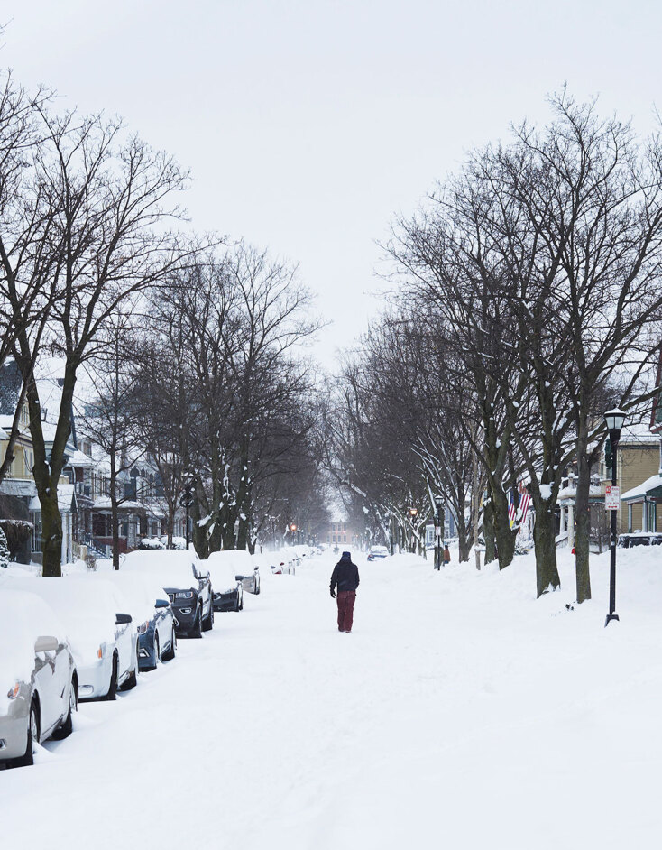 Κάτοικος στο Μπάφαλο περπατά σε χιονισμένο δρόμο
