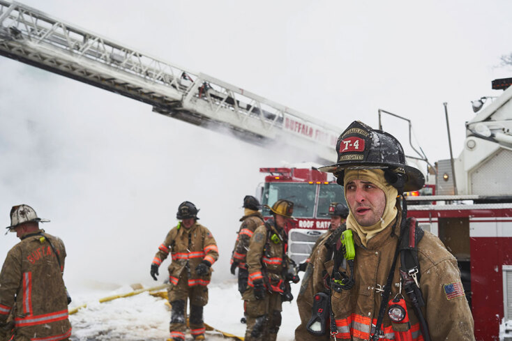Αποκαμωμένοι οι πυροσβέστες στο Μπάφαλο, καθώς συνεχίζεται η αναζήτηση πόρτα-πόρτα για εγκλωβισμένους κατοίκους
