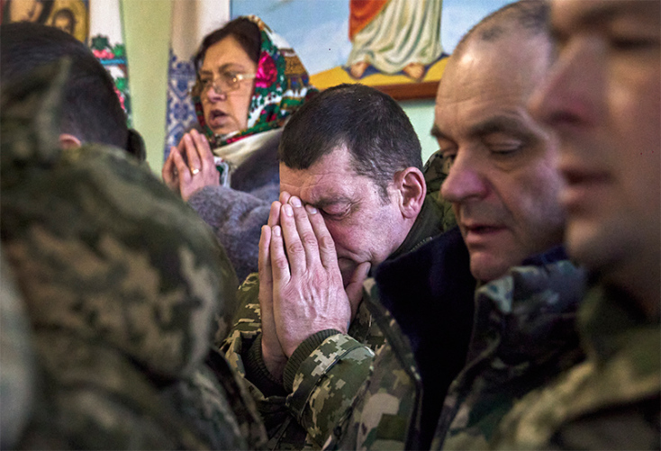 Ουκρανοί γιορτάζουν τα Χριστούγεννα υπό τους ήχους βομβαρδισμών