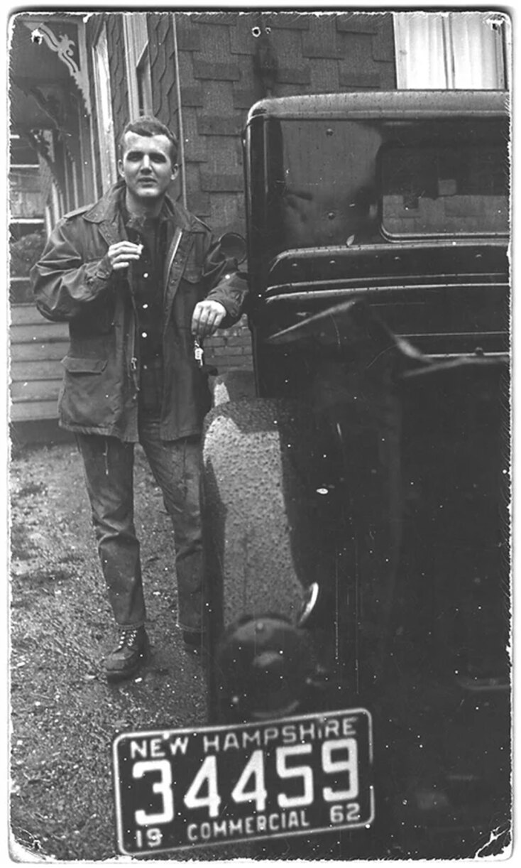 Ο Ράσελ Μπανκς γεννήθηκε στη Μασαχουσέτη των ΗΠΑ το 1940